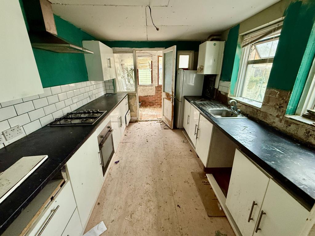 Lot: 112 - MID-TERRACED HOUSE FOR REFURBISHMENT - Kitchen